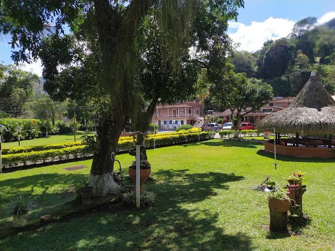 Vista zonas verdes, casa y kiosco